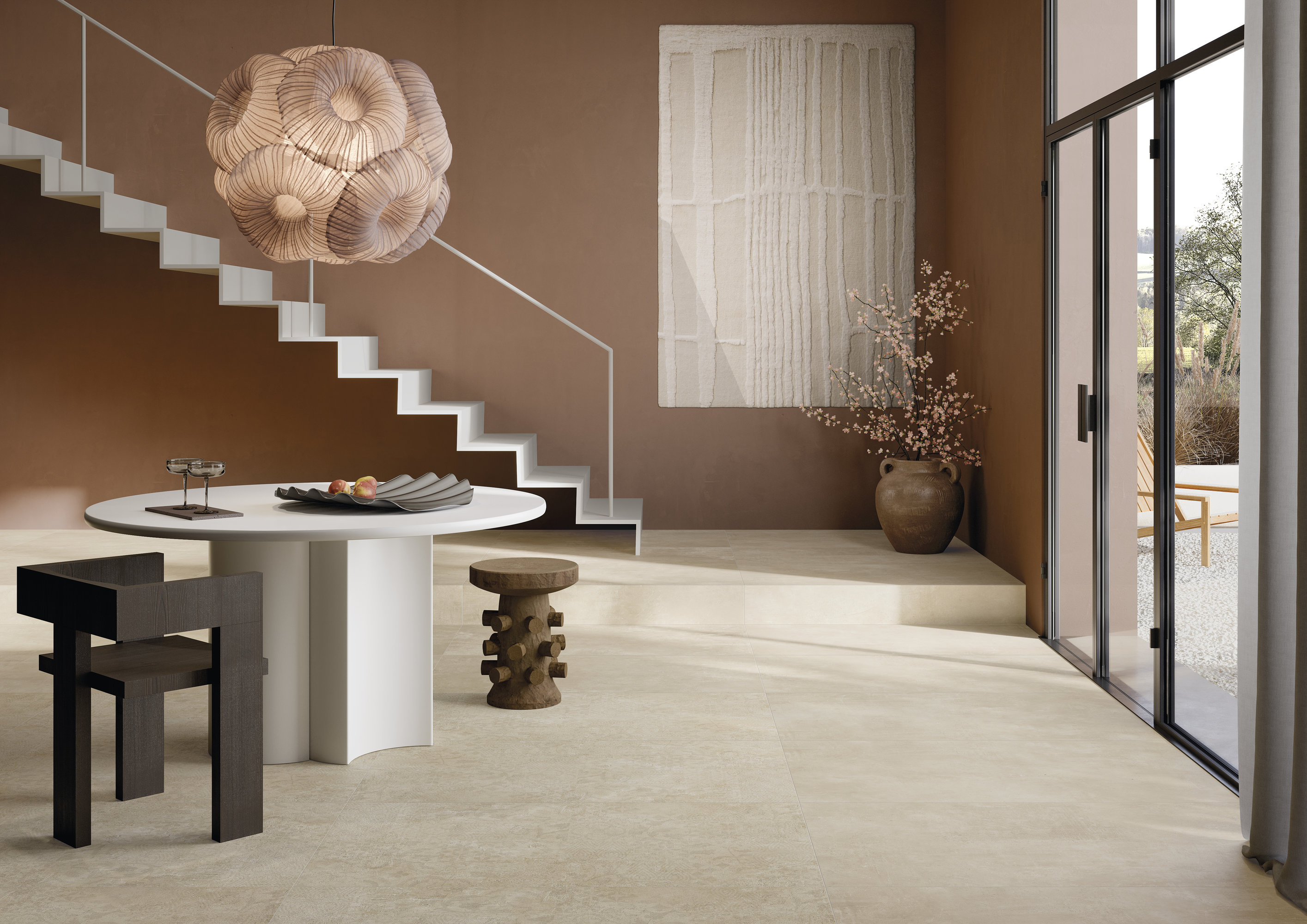 Piastrelle di alta qualità in beige chiaro per un interno elegante con accesso alla terrazza.