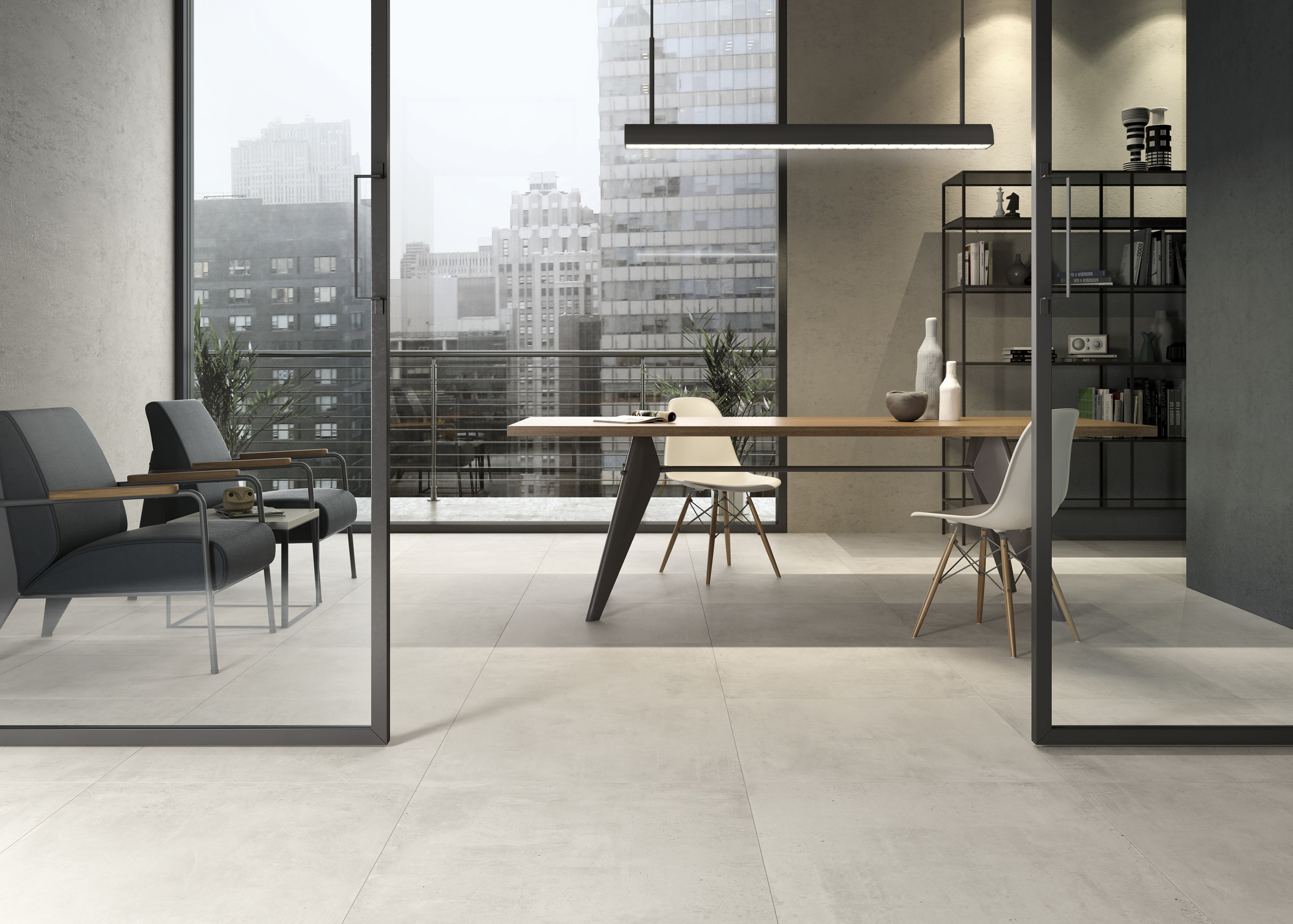 Helle, großformatige Fliesen in einem modernen Raum mit Stadtblick.