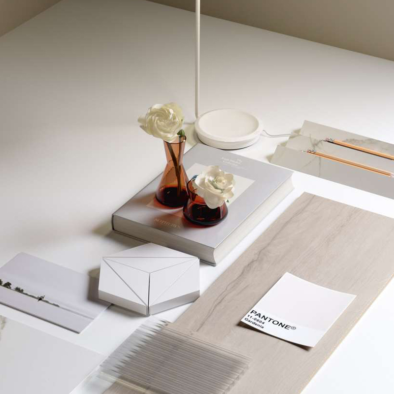 Ispirazione design: Piastrella chiara effetto legno con cartella colori Pantone e decorazione elegante.