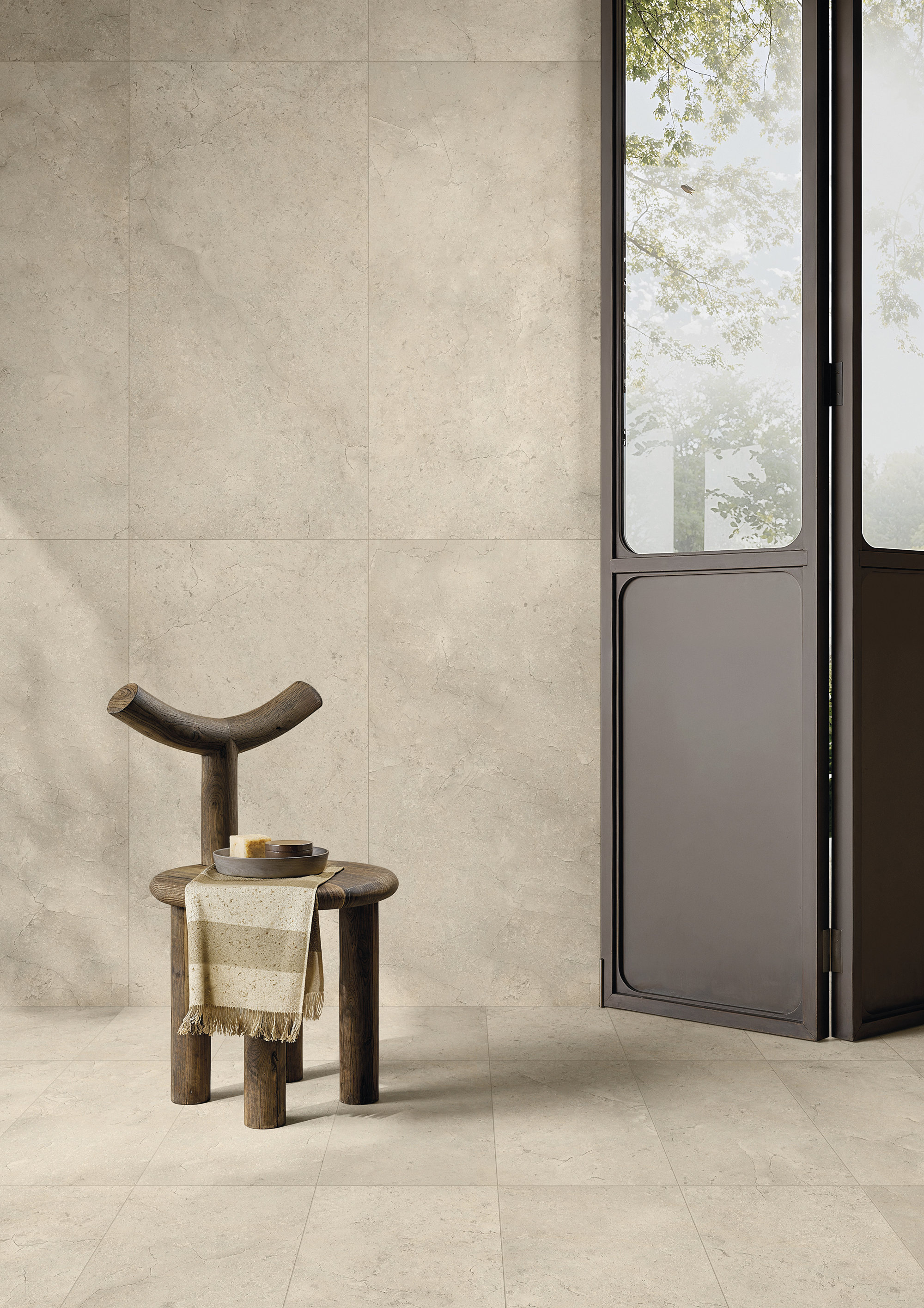 Hochwertige beige Fliesen für Boden und Wand im modernen Innenbereich.