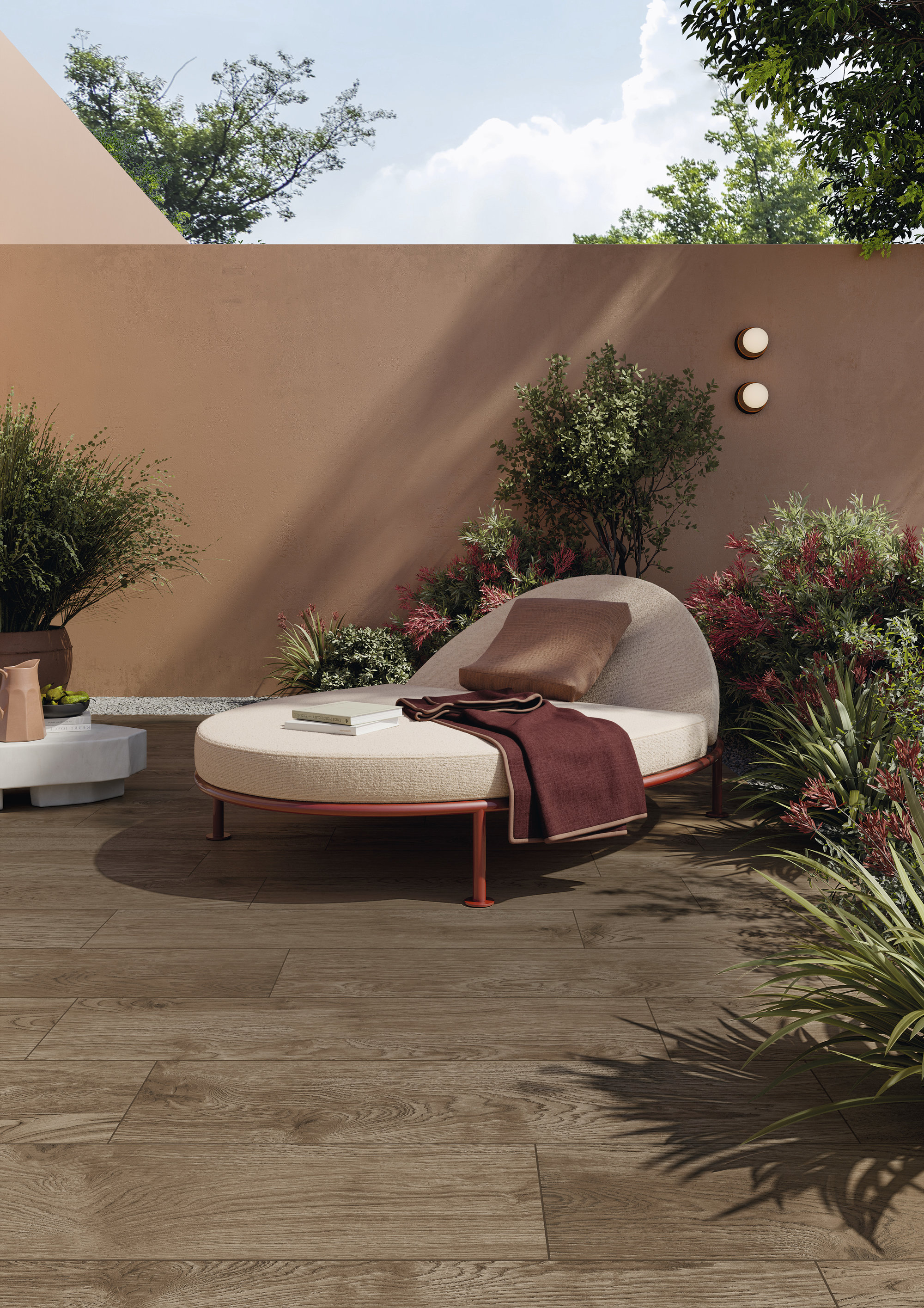 Terrazza moderna con gres porcellanato effetto legno di pregio e lounge da esterno elegante.