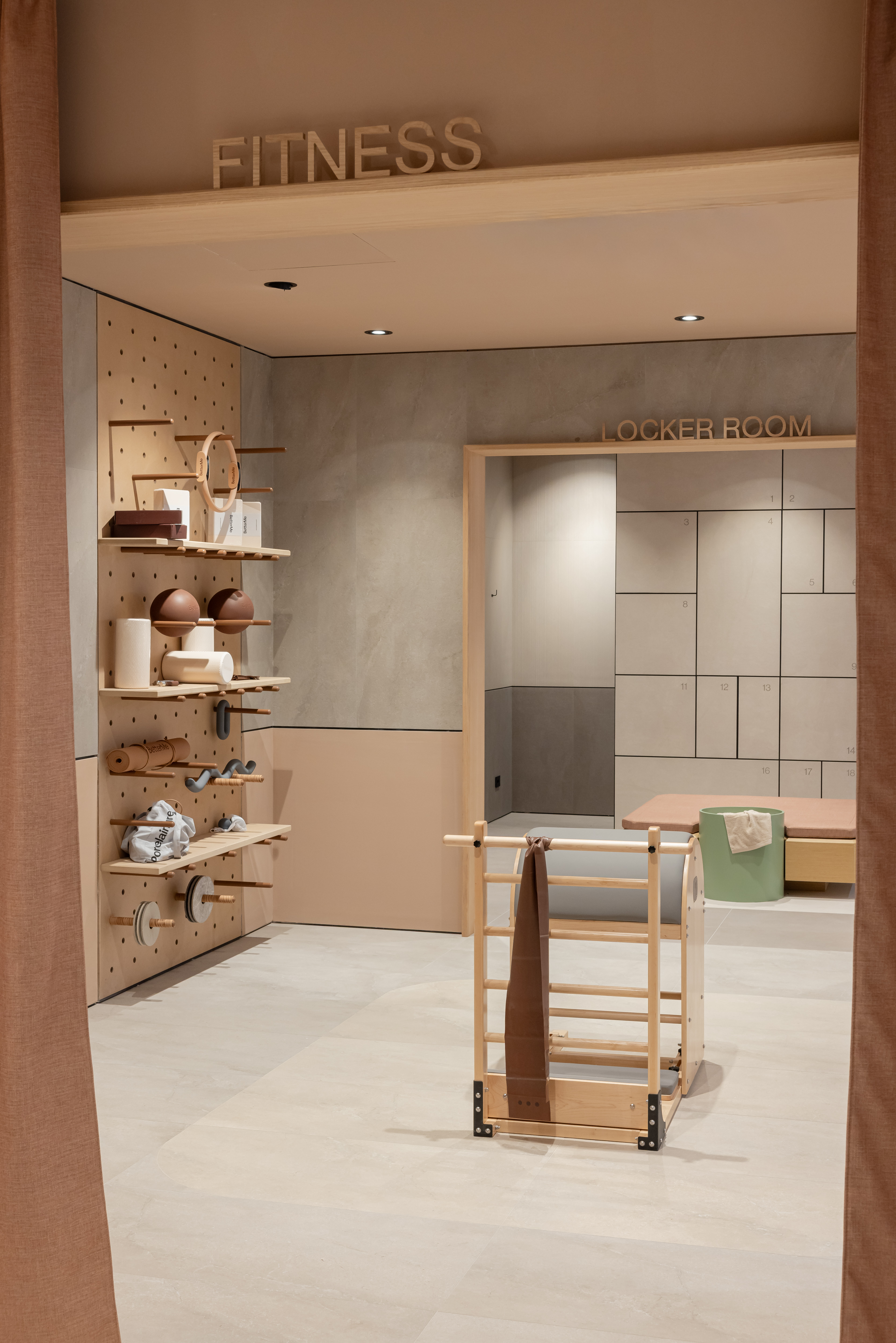 Eleganti piastrelle beige chiaro per aree fitness e spogliatoi moderni.