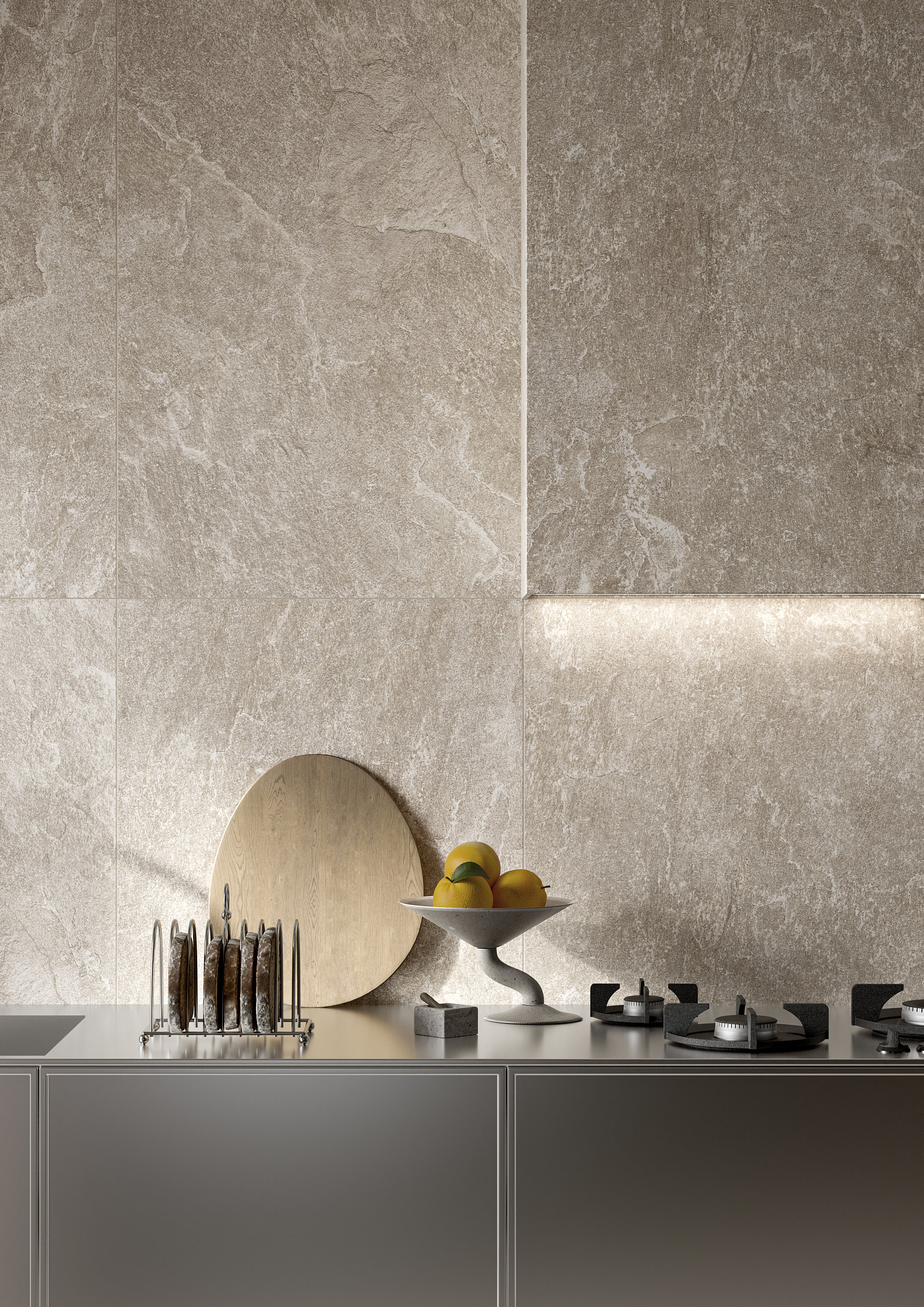 Helle Fliesen mit Steinoptik als Küchenrückwand, beleuchtet über moderner Küchenzeile.