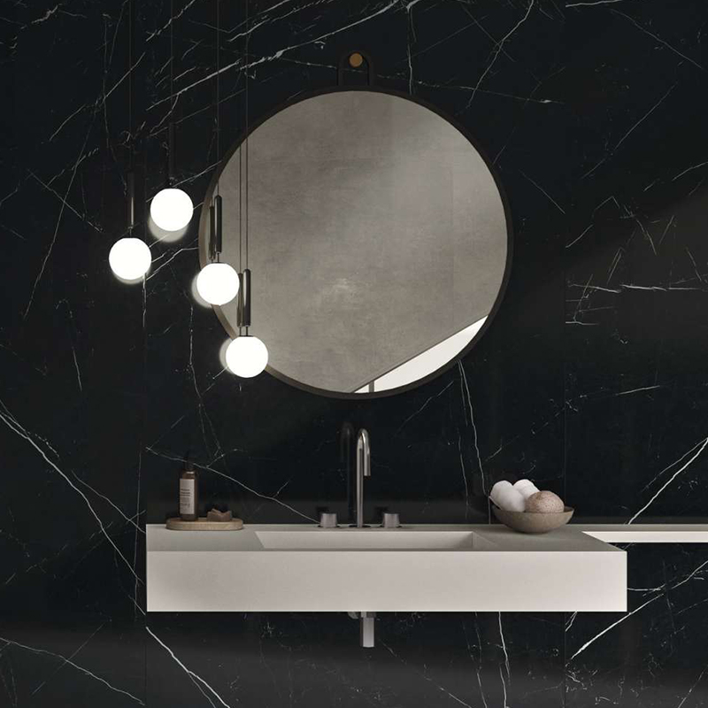 Eleganti piastrelle nere effetto marmo di Porcelaingres in un bagno moderno.