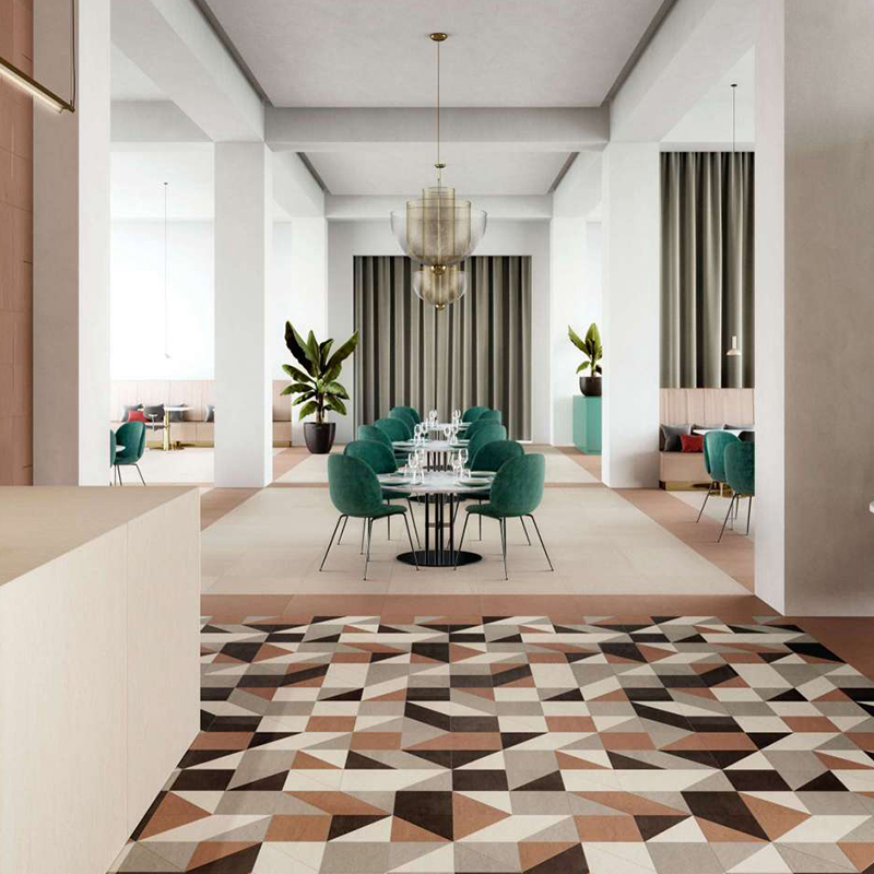 Ampio spazio con piastrelle pavimento geometriche vistose e piastrelle chiare sobrie.