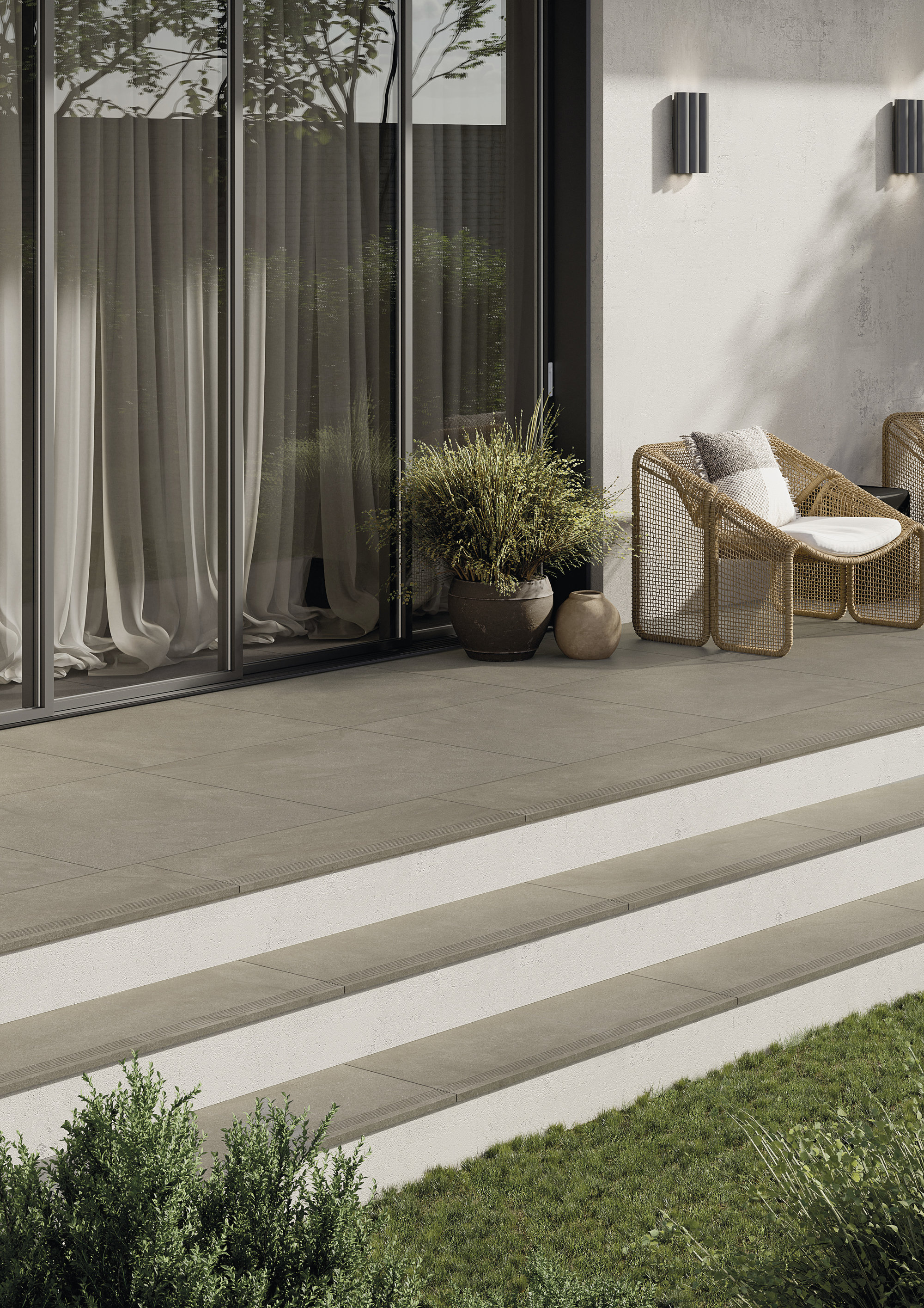 Stilvolle Outdoor-Terrasse mit großformatigen Fliesen und eleganten Stufen.