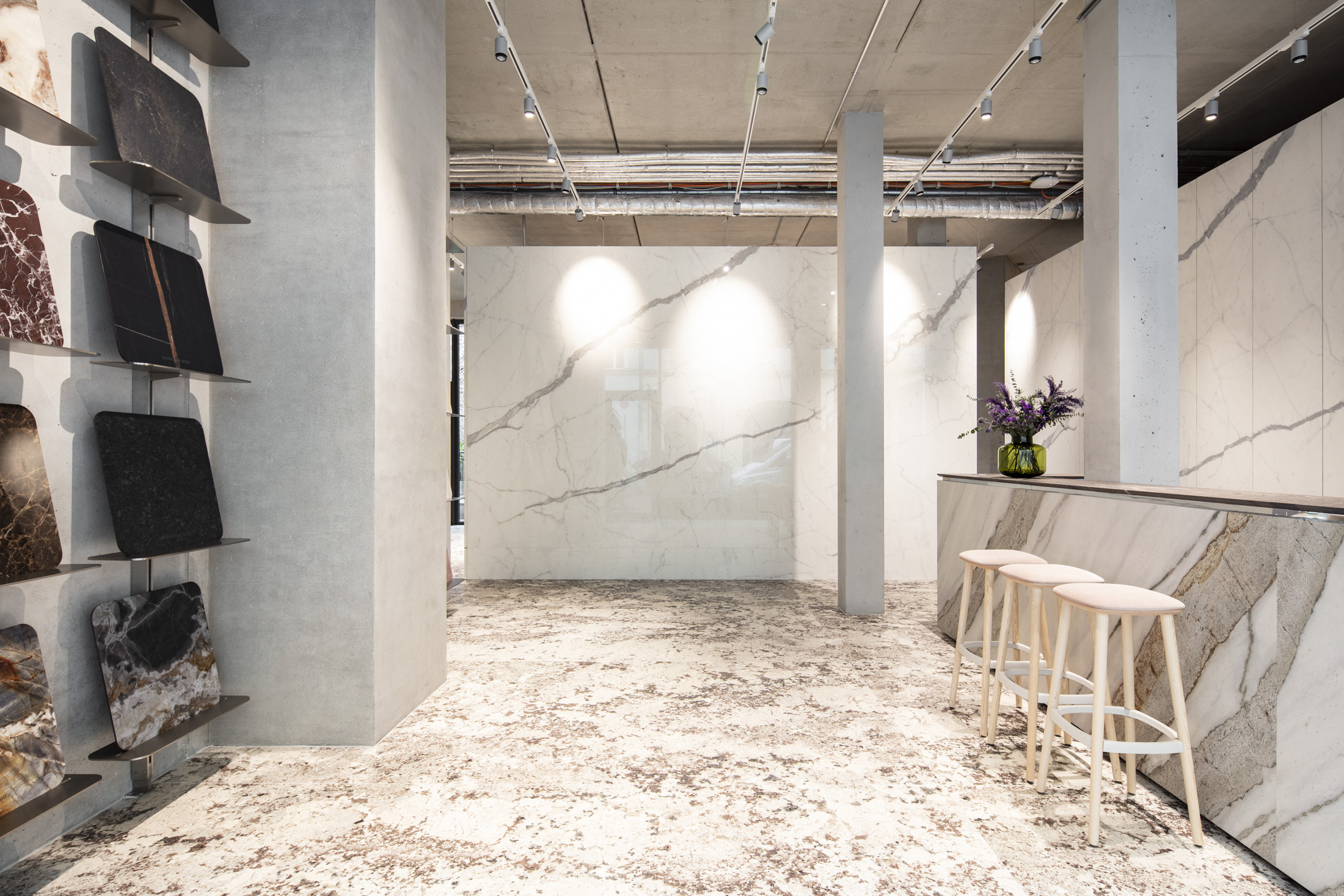 Showroom piastrelle di pregio con rivestimenti effetto marmo, pavimento decorato e esposizione campioni.