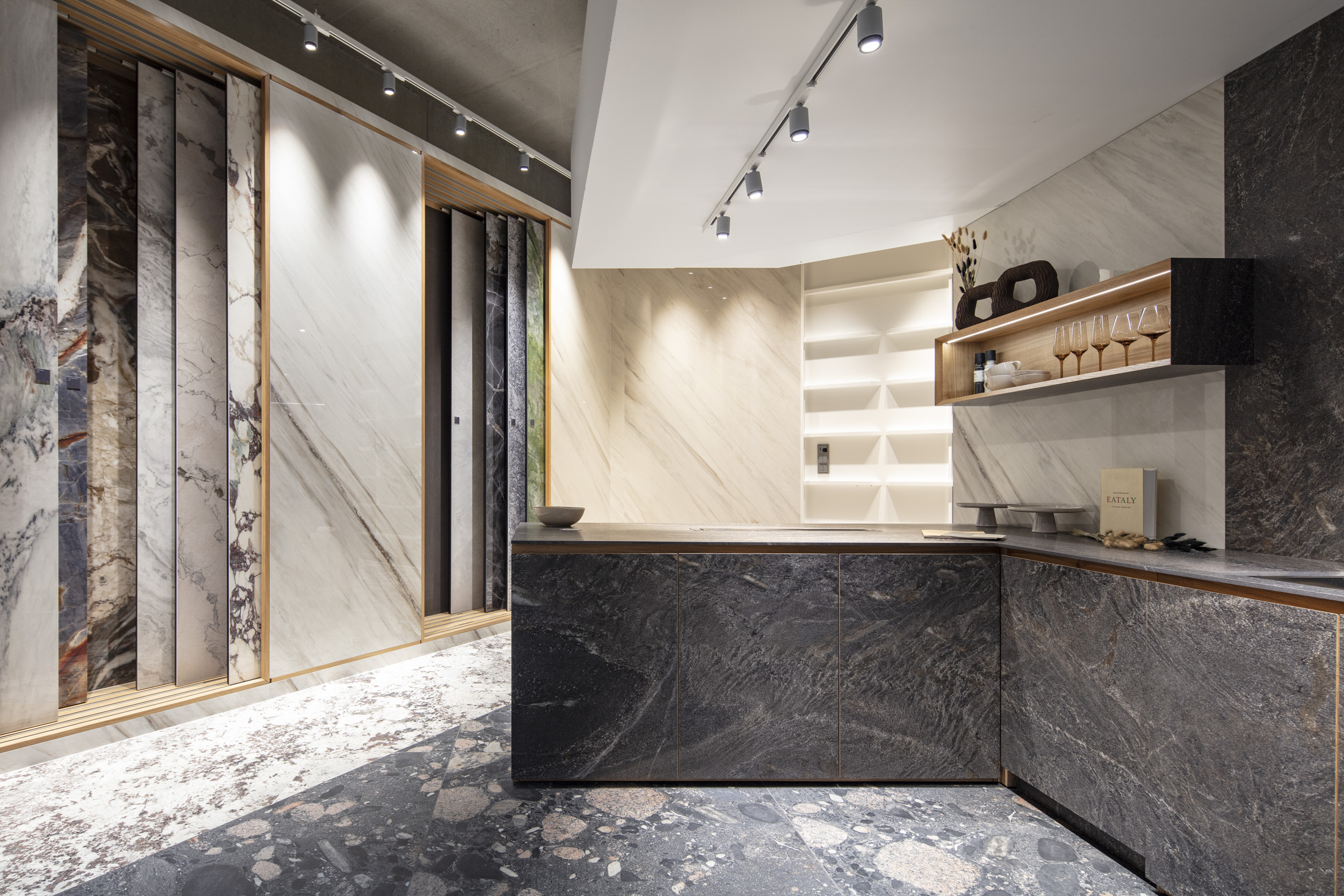 Esposizione di piastrelle di alta qualità con campioni di grande formato e un elegante bancone.