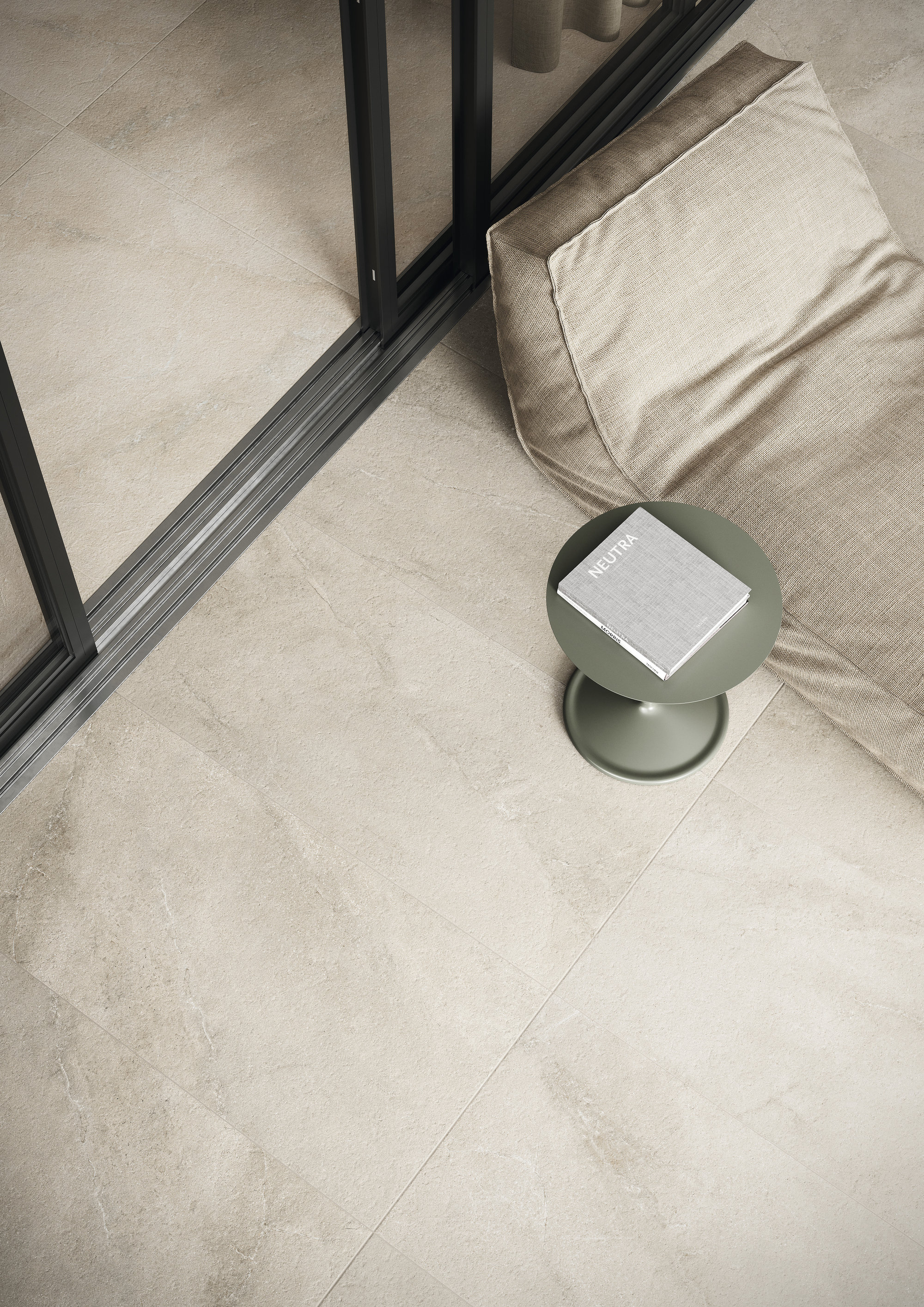 Helle Indoor-Fliesen in Natursteinoptik für modernes Wohnen.