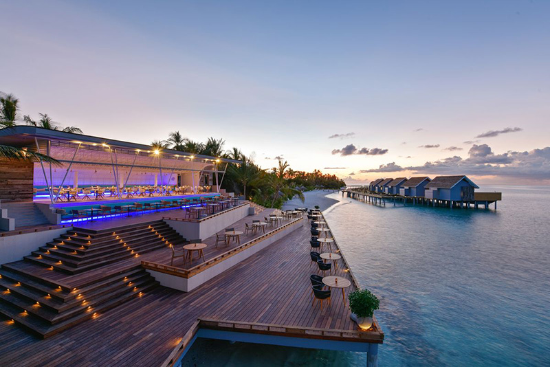 Lussuosa terrazza sul mare al tramonto, perfetta per piastrelle outdoor di pregio.