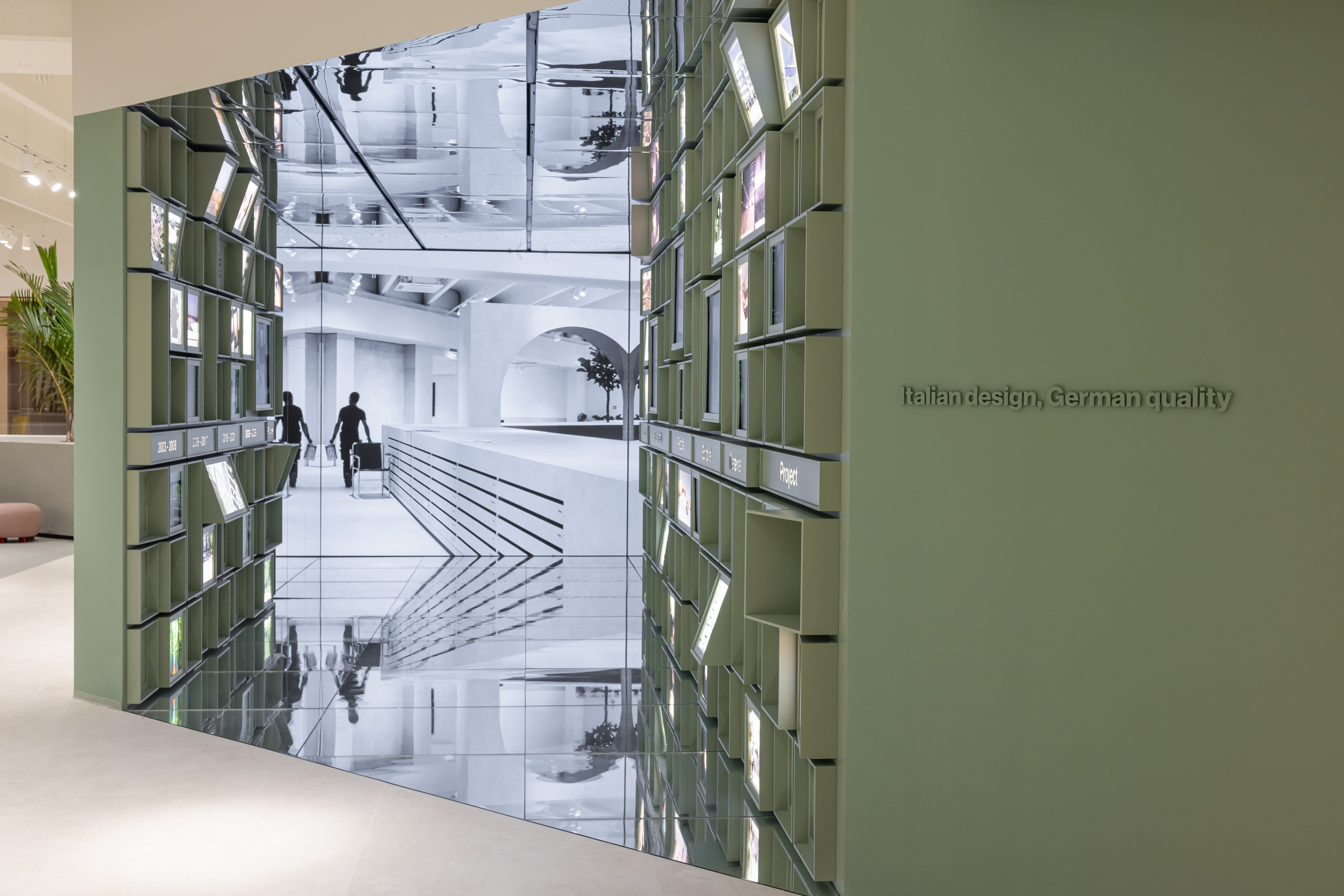 Showroom piastrelle: Presentazione moderna con display digitale e 'Italian design, German quality'.