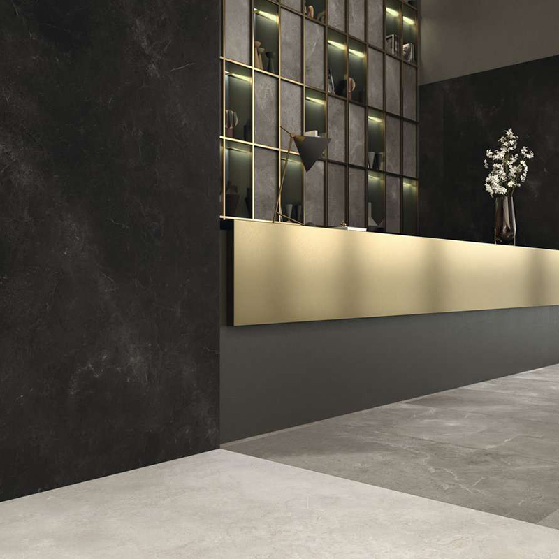 Elegante ingresso con piastrelle scure a parete e chiare a pavimento di pregio.