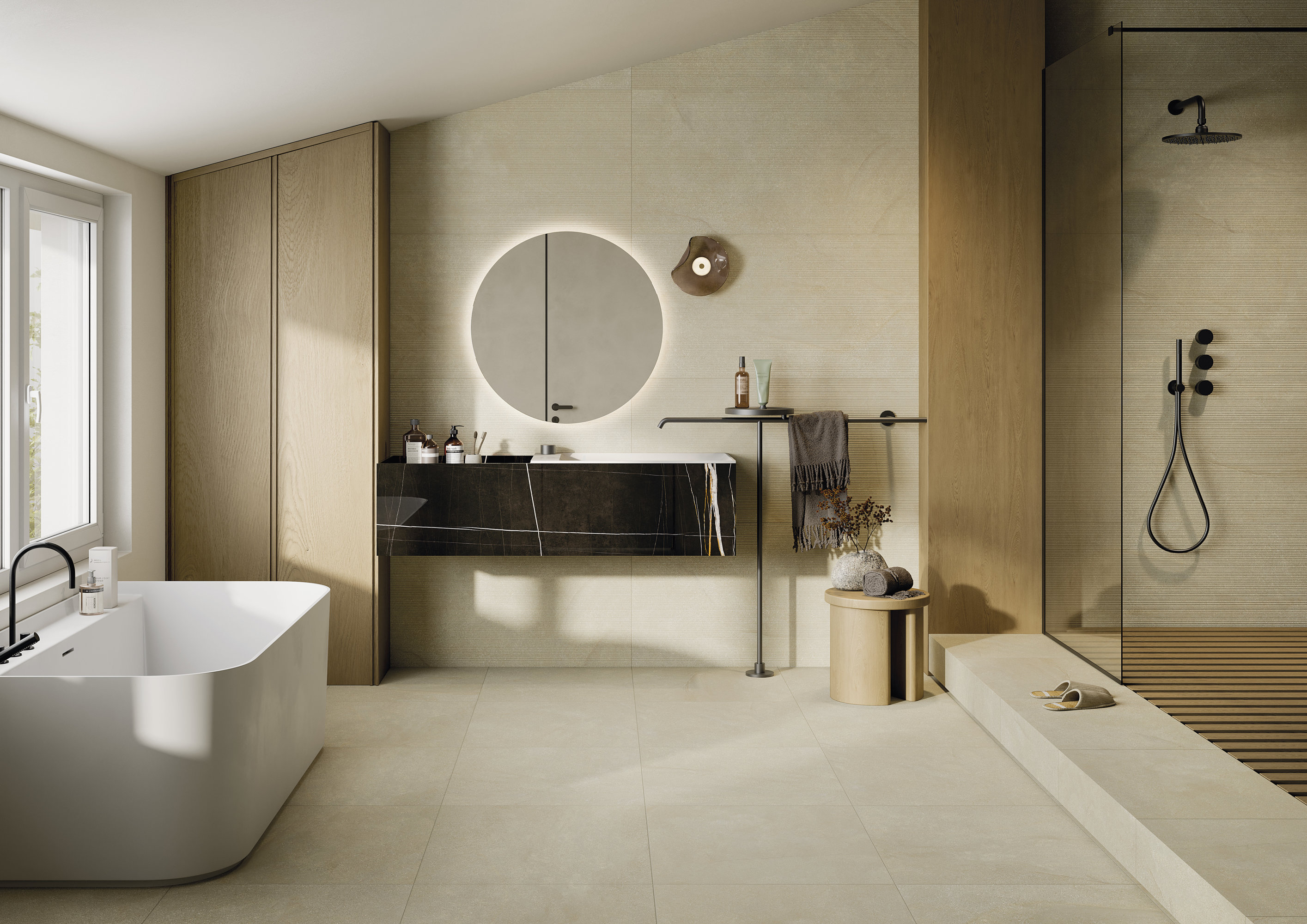 Modernes Bad mit hellen Boden- und Wandfliesen, freistehender Wanne und begehbarer Dusche.