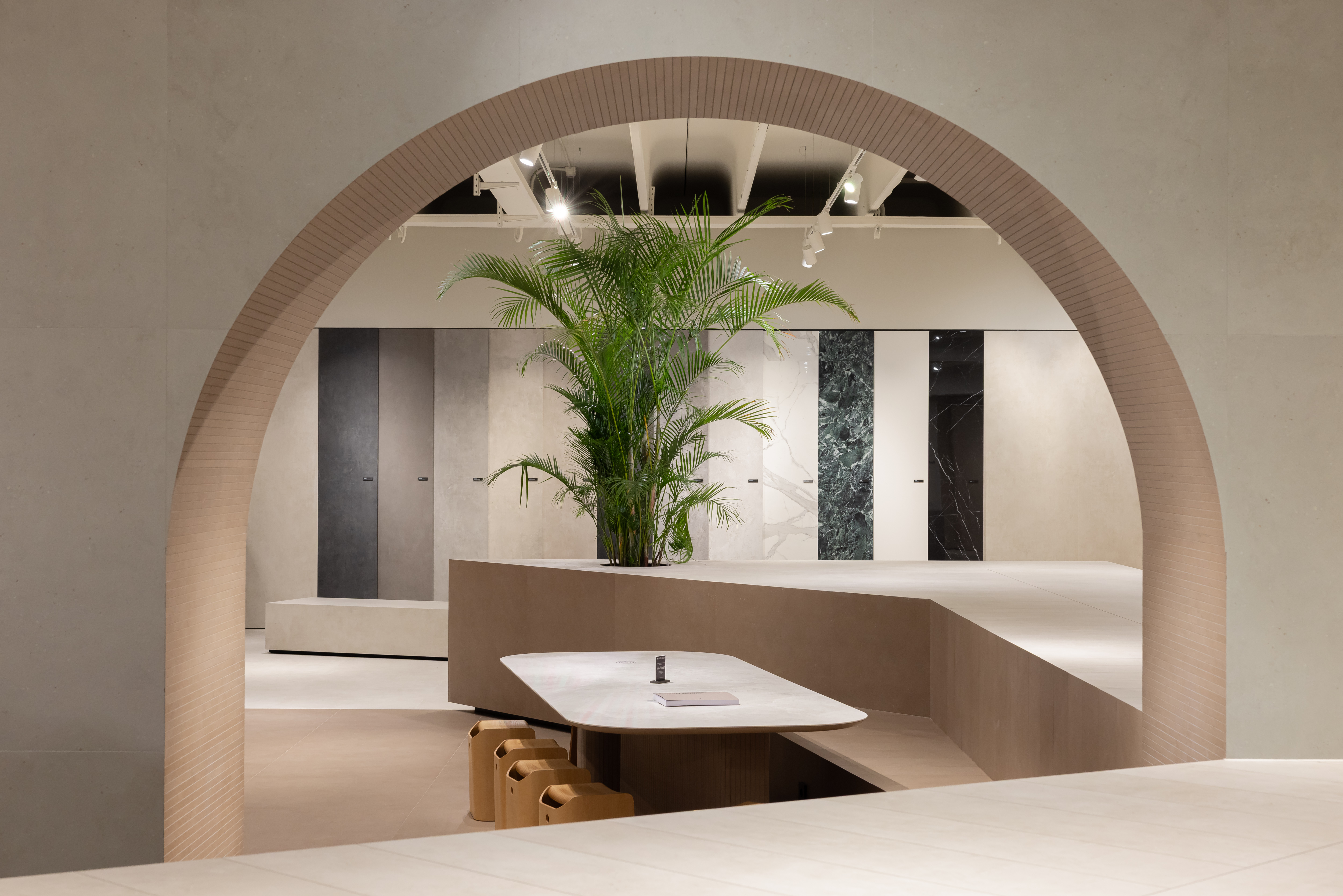Showroom moderno per piastrelle Porcelaingres e Schöner Wohnen con presentazione elegante.