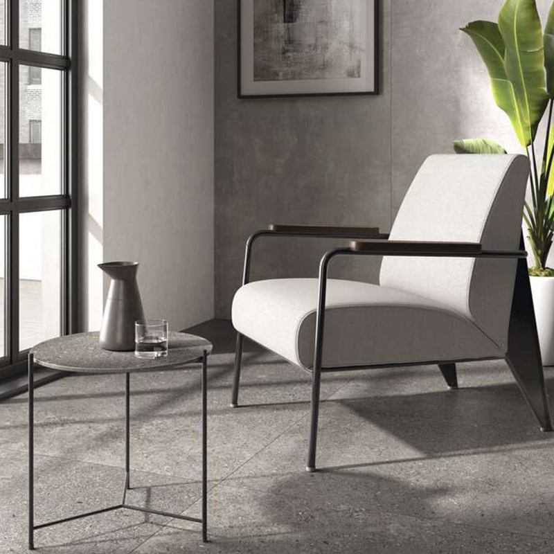 Piastrelle grigie di alta qualità per pavimenti e pareti in un ambiente moderno.