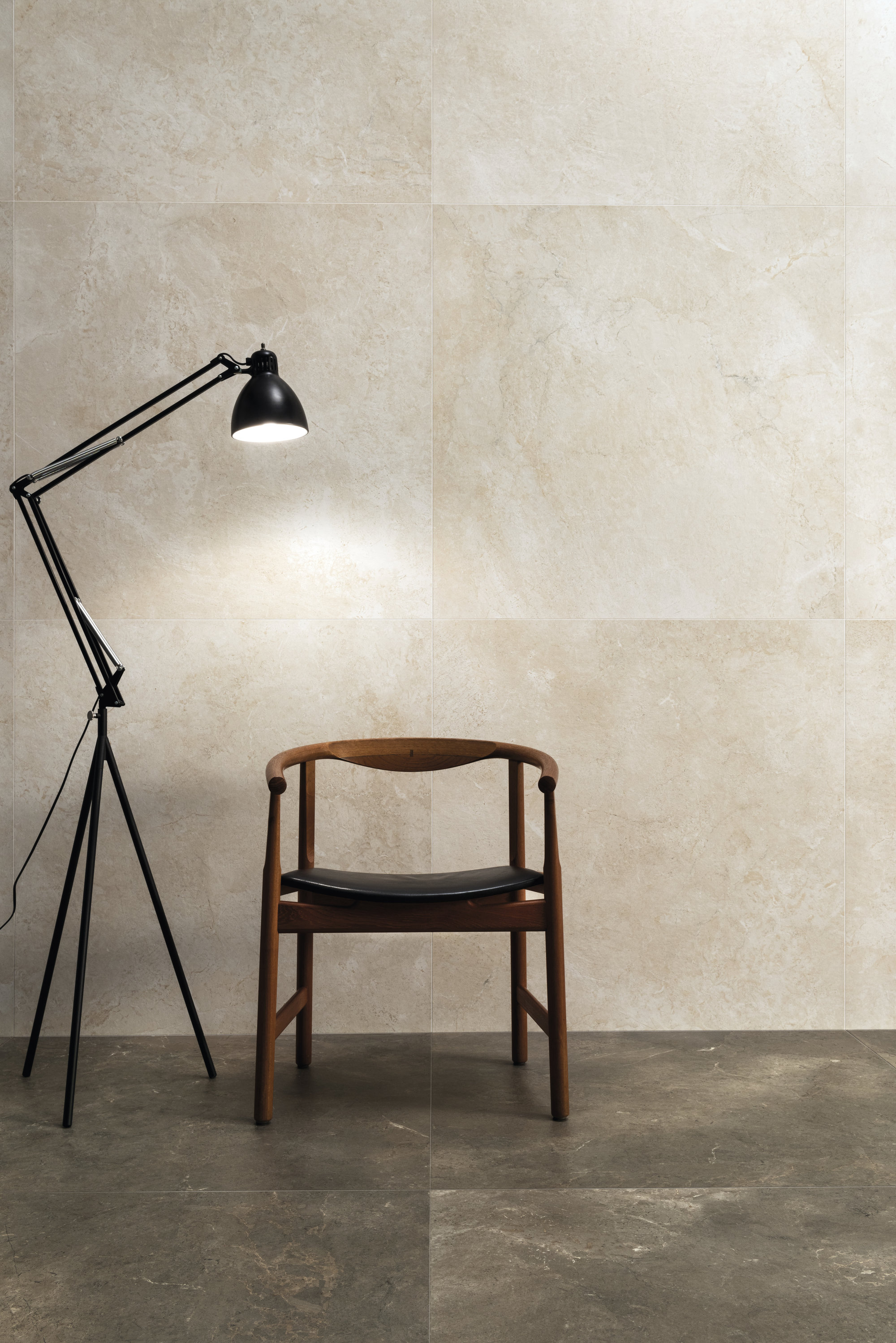 Piastrelle di alta qualità: Piastrelle chiare a parete e scure a pavimento in stile.