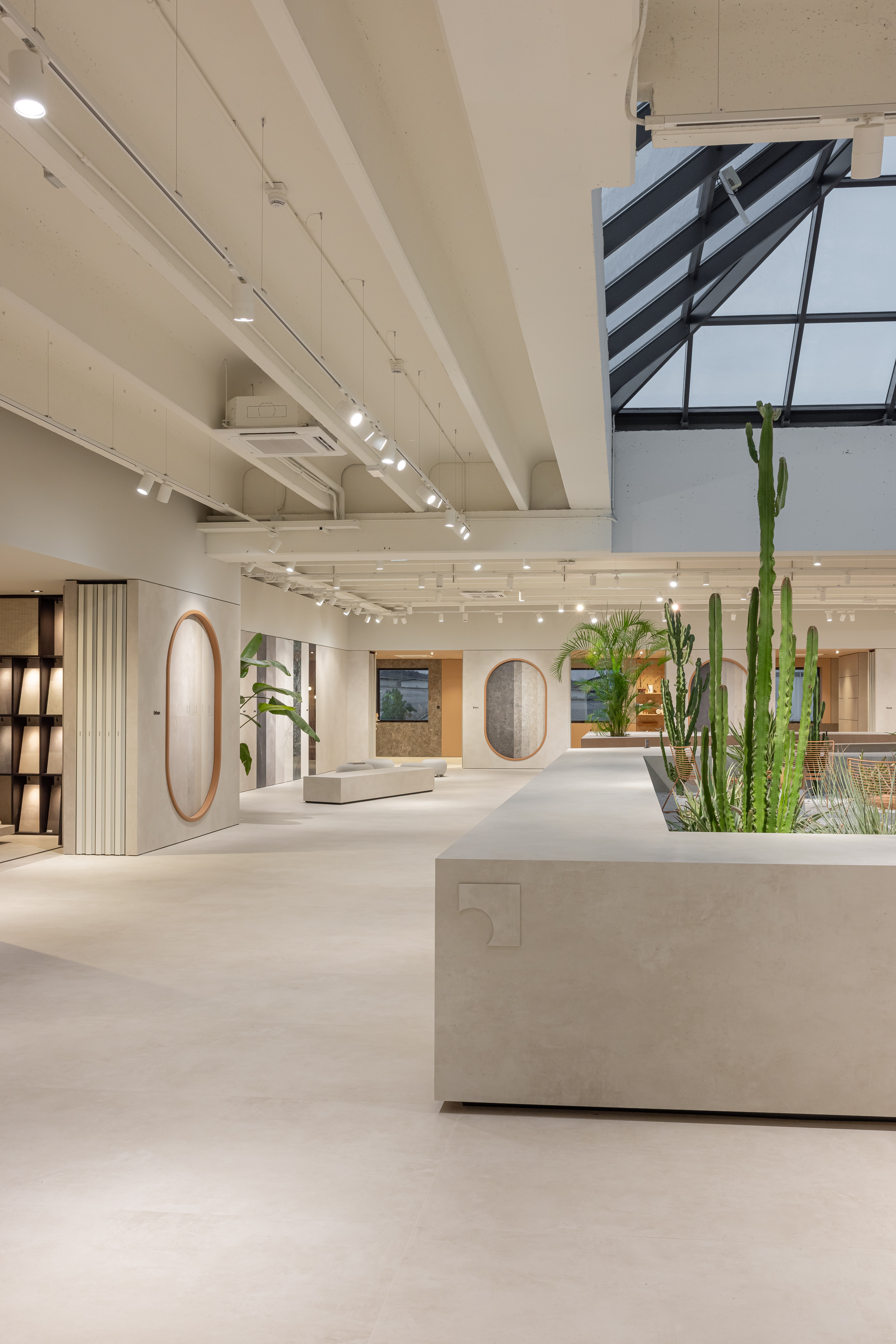 Showroom moderno con piastrelle chiare e di grande formato per interni ed esterni.