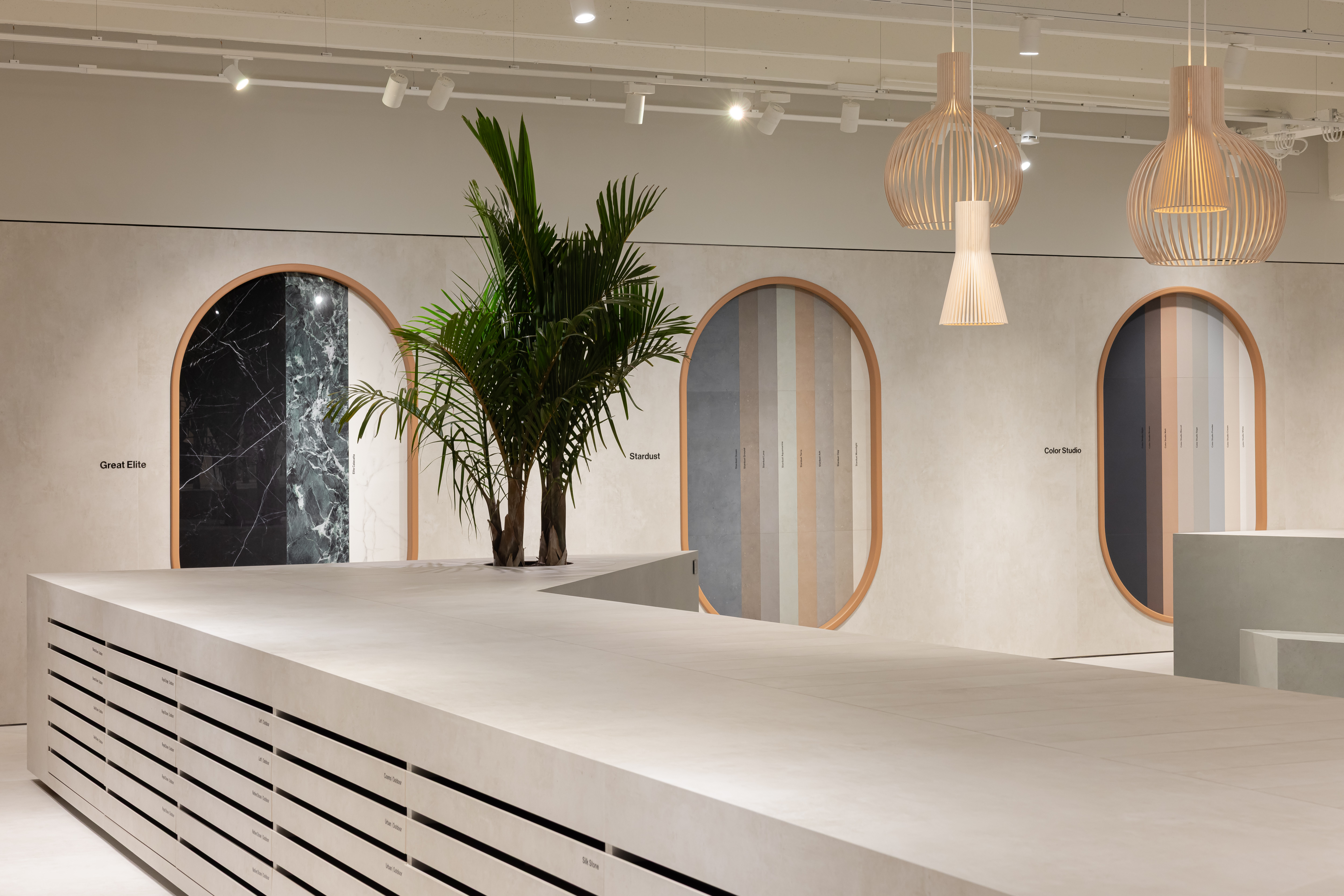 Vasta scelta di piastrelle di alta qualità per interni ed esterni in esposizione moderna.