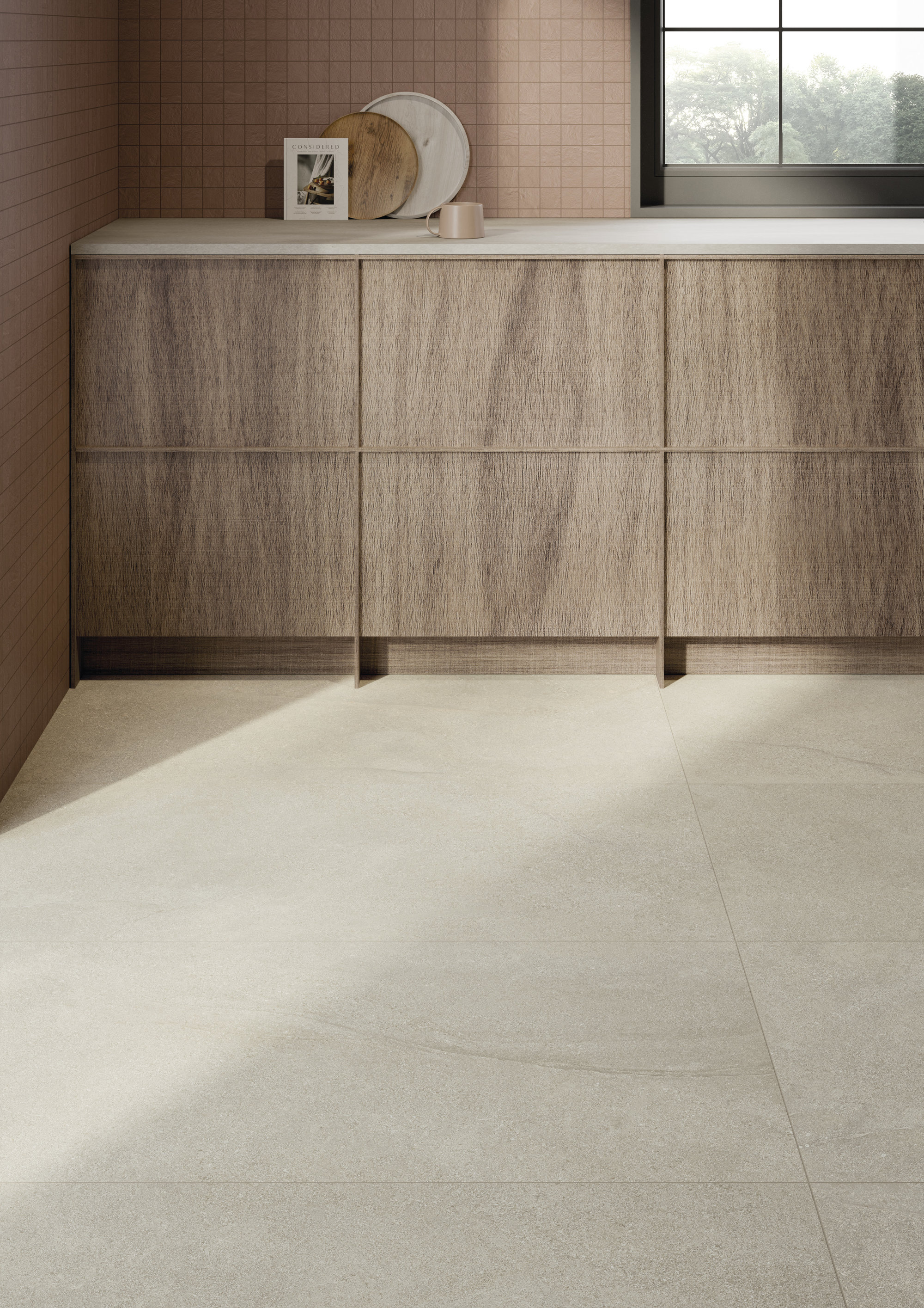 Hochwertige helle Bodenfliesen und rosafarbene Wandfliesen in modernem Interieur.