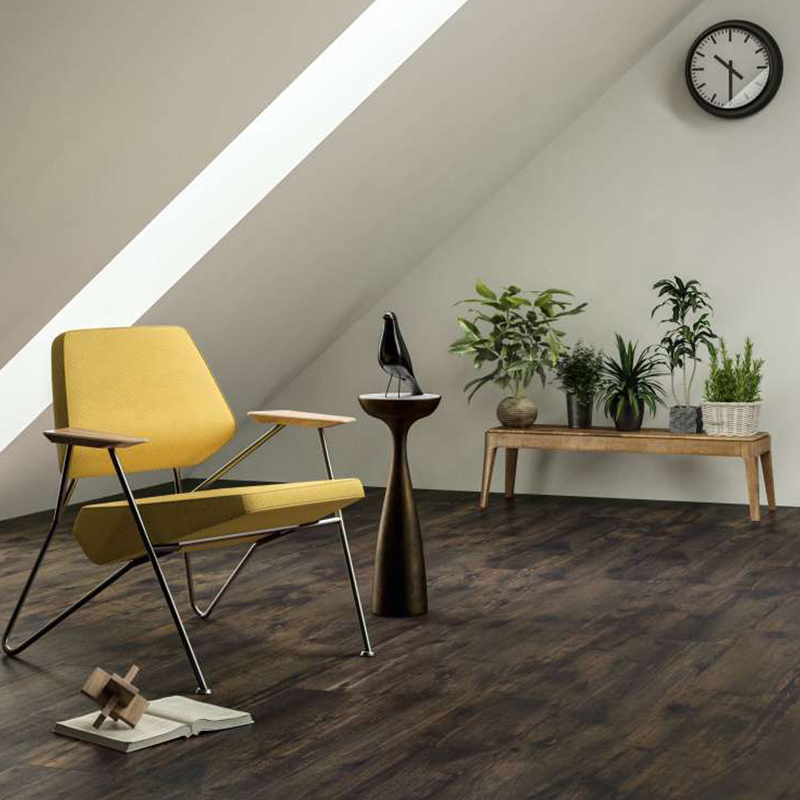 Piastrelle da interno effetto legno scuro per un ambiente elegante e moderno.