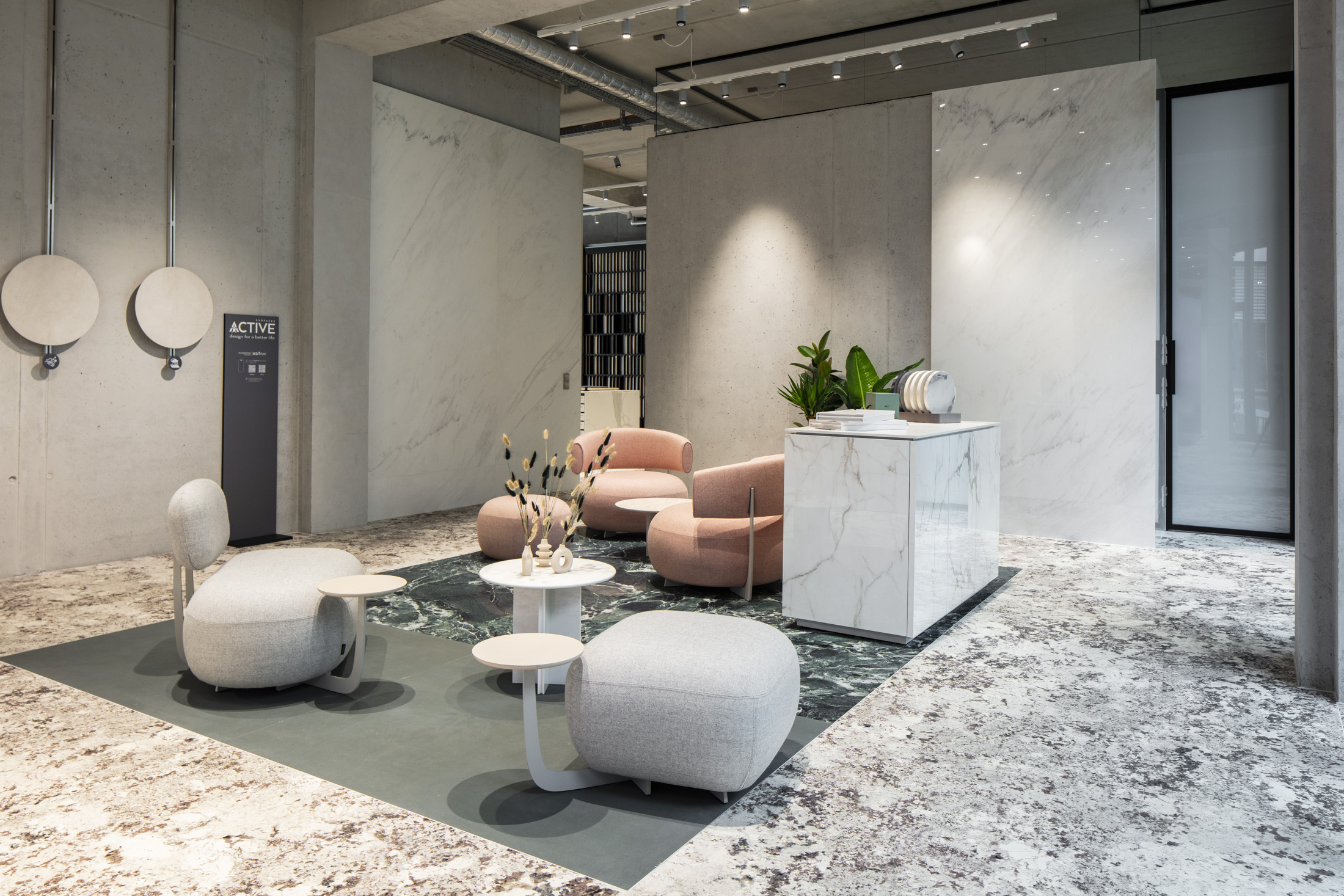 Showroom esclusivo di piastrelle con pareti effetto marmo e pavimento strutturato in una lounge moderna.