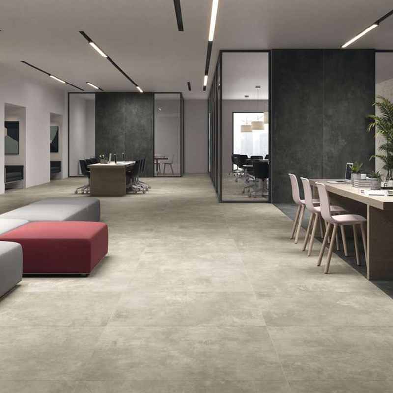 Piastrelle chiare di grande formato creano un moderno ed elegante ambiente ufficio.