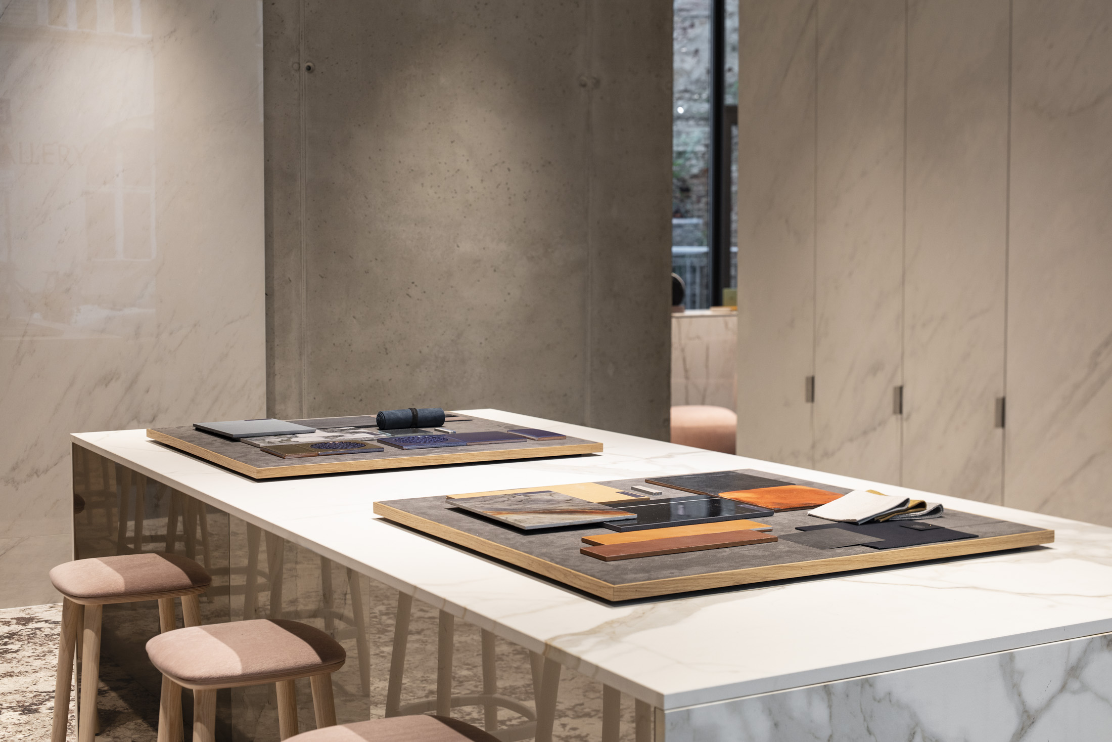 Campioni di piastrelle e materiali di alta qualità per la consulenza di design nello showroom.