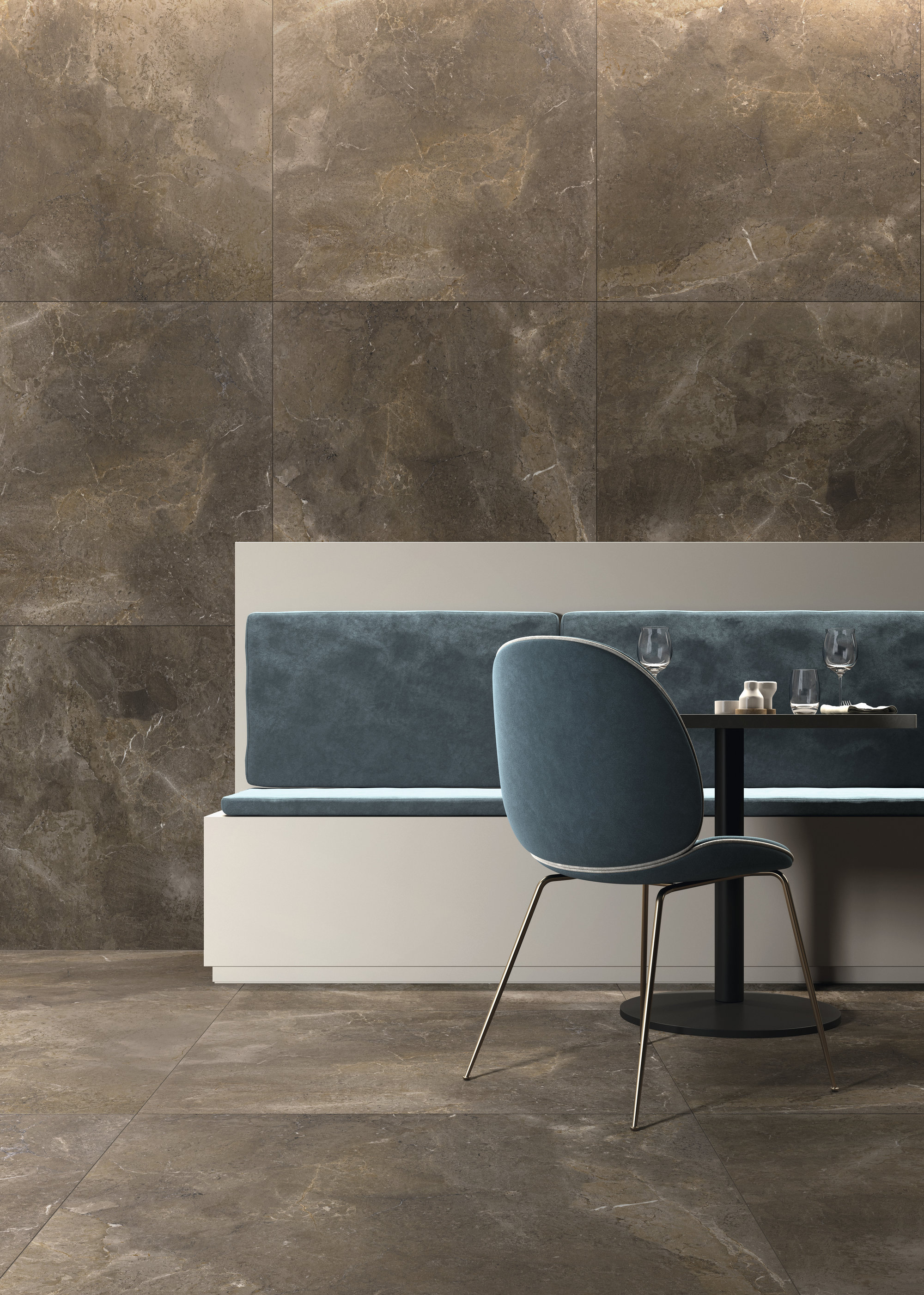 Dunkle Fliesen in Marmoroptik an Wand und Boden eines eleganten Innenraums mit Sitzgelegenheit.