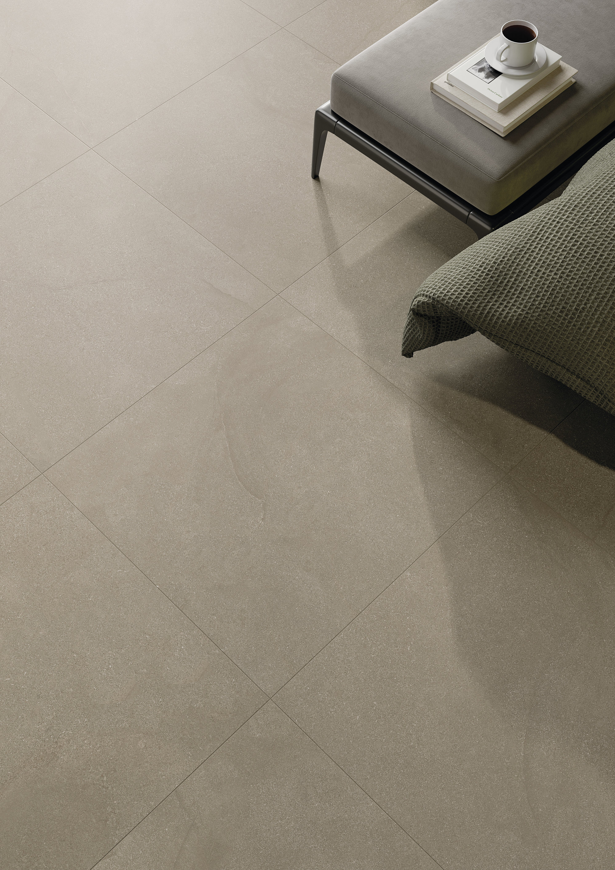 Helle, großformatige Bodenfliesen in Betonoptik für stilvolle Innenräume.