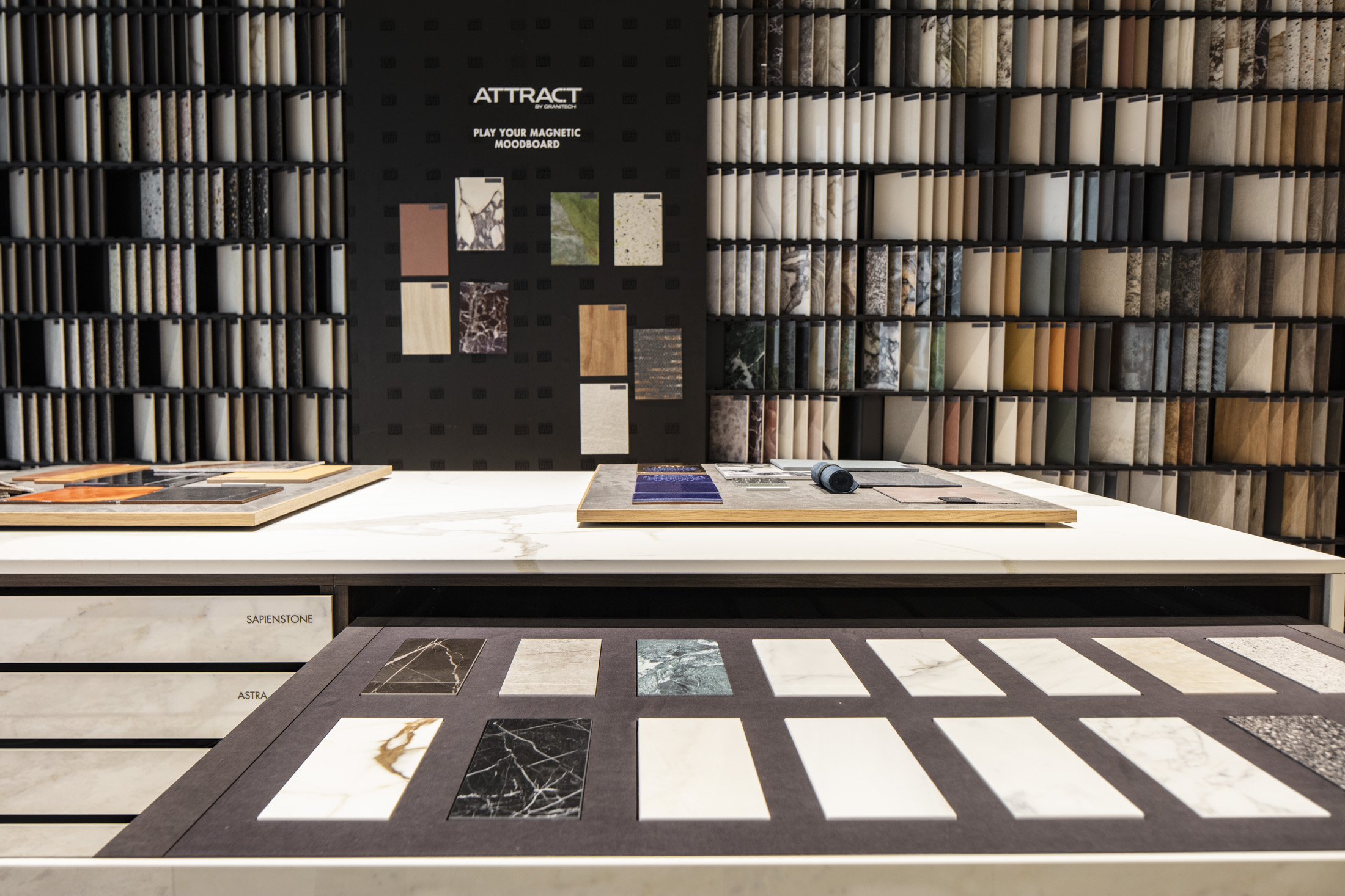 Diversi modelli di piastrelle Porcelaingres e Schöner Wohnen in esposizione.