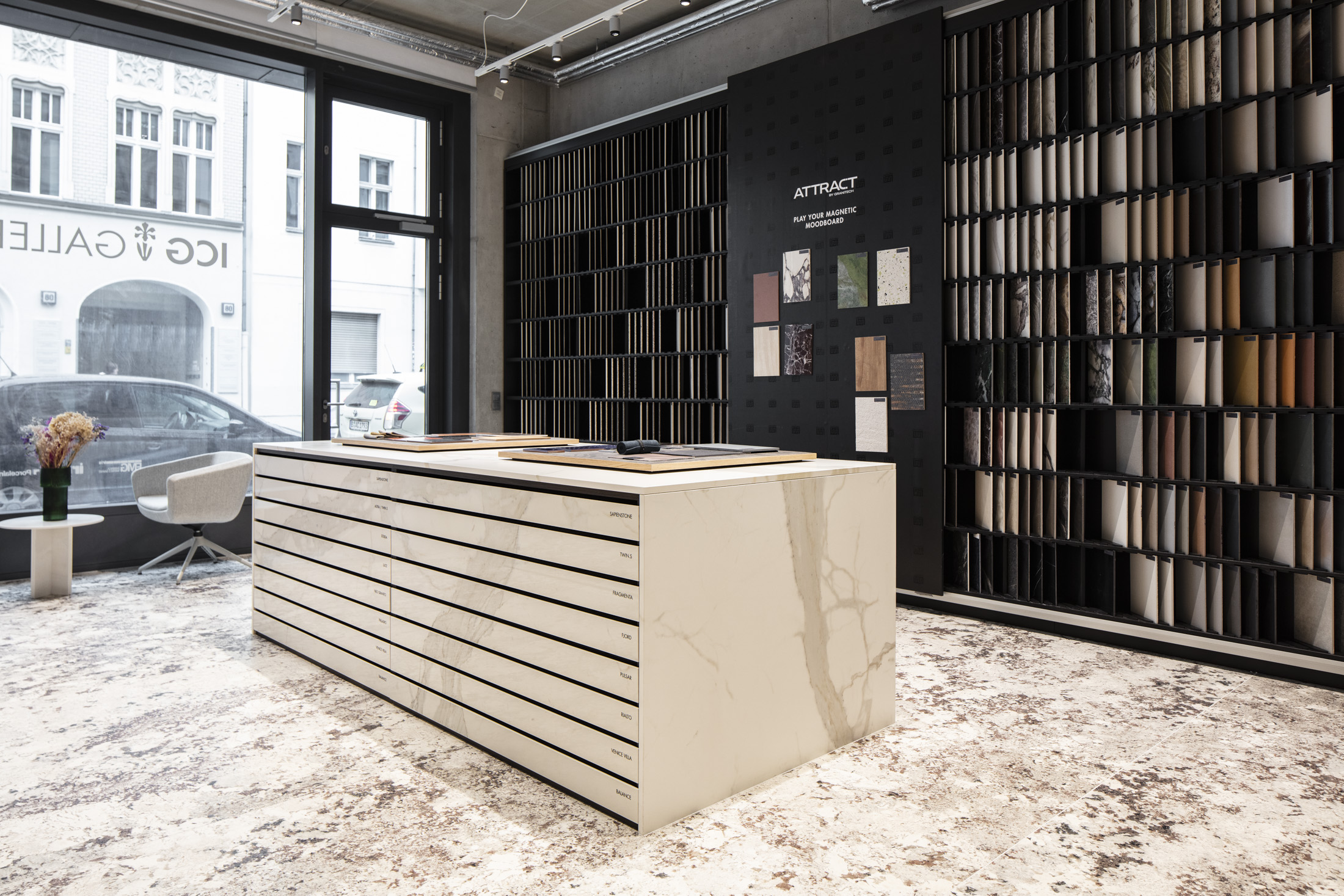 Moderno showroom di piastrelle con campioni Porcelaingres e Schöner Wohnen.