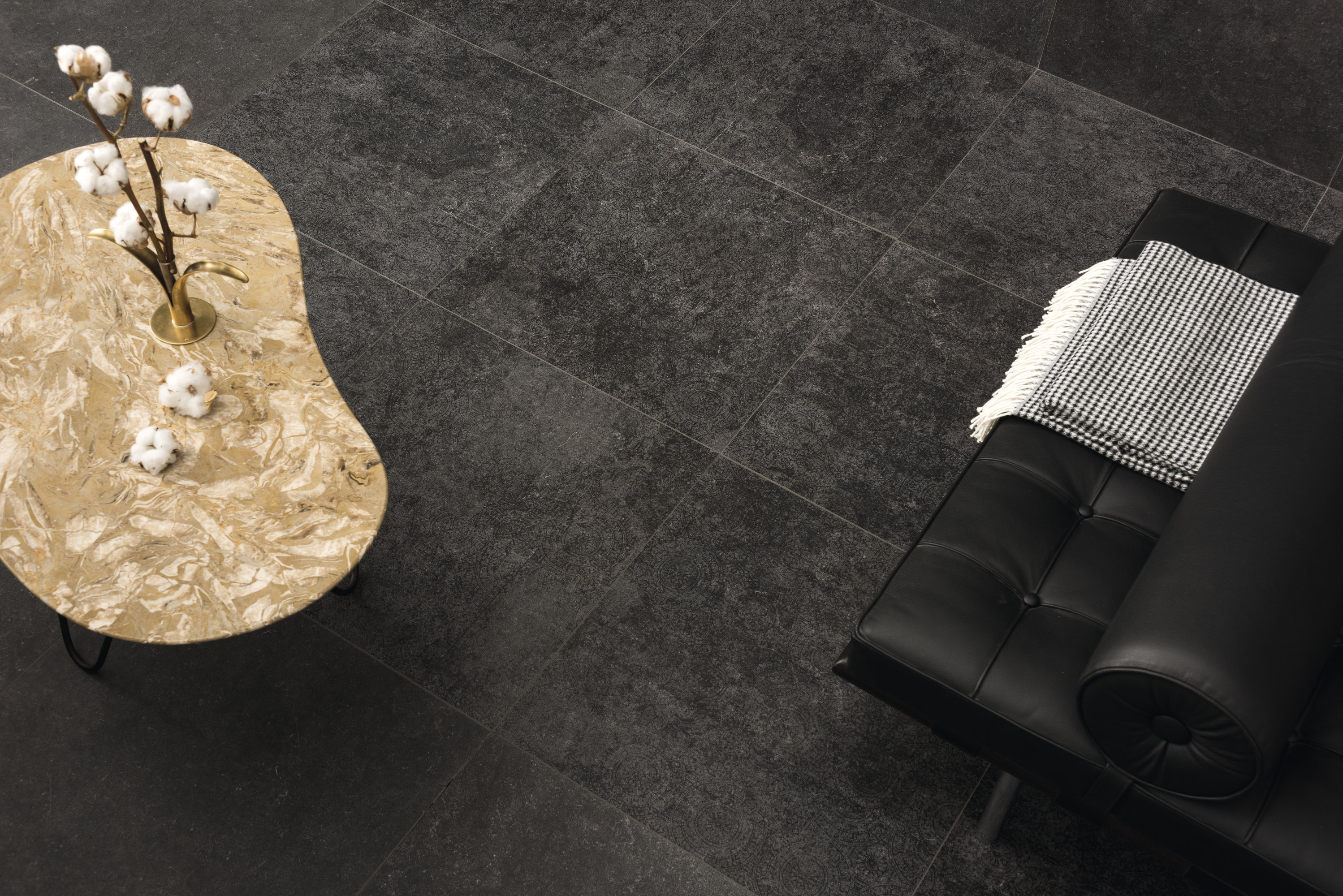 Hochwertige dunkle Fliesen in Steinoptik für ein elegantes Wohnambiente.